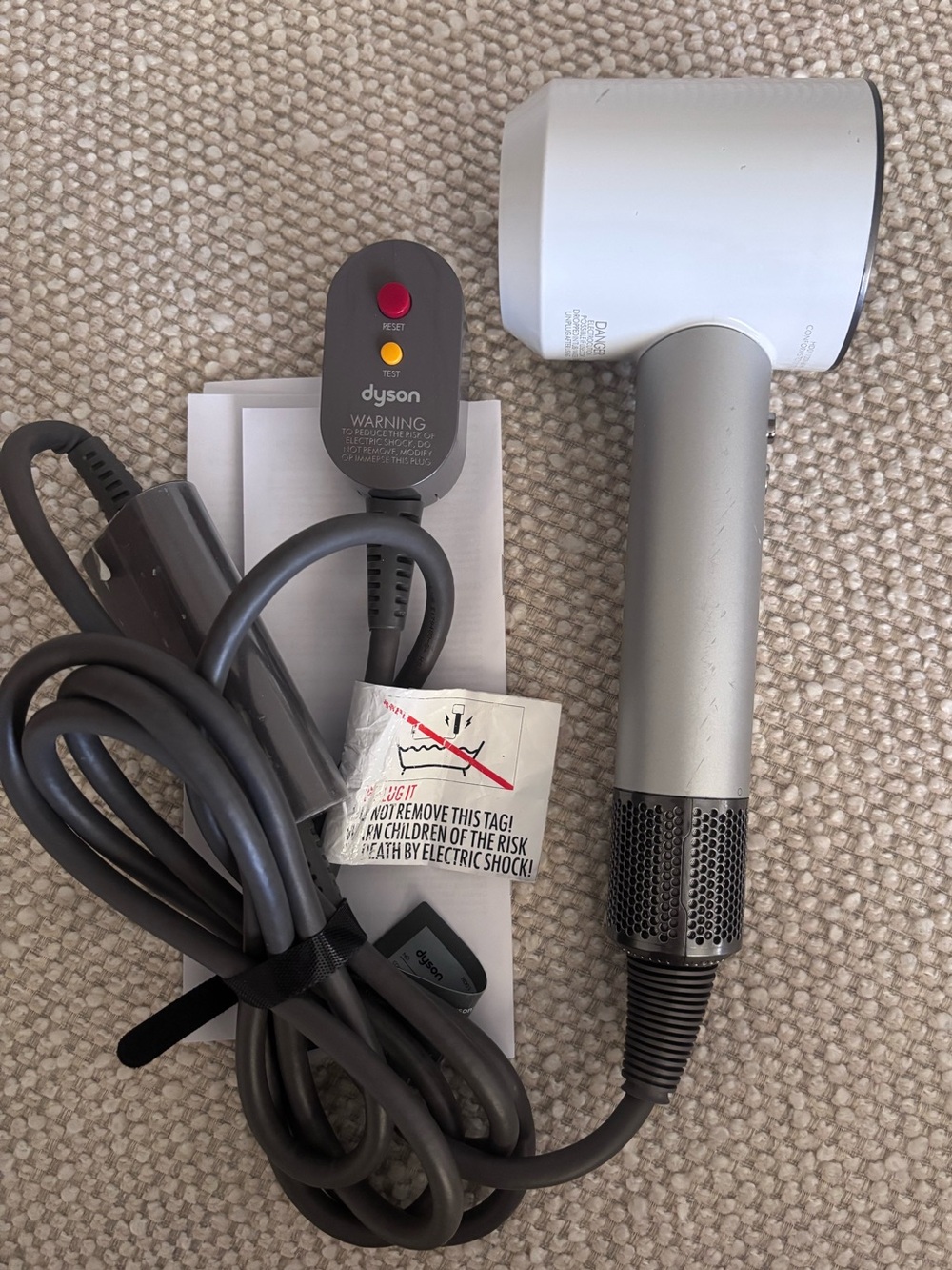 White/Silver Dyson Supersonic Hair Dryer | Magnetic Stand | 2 Attachments - Picture 15 of 15